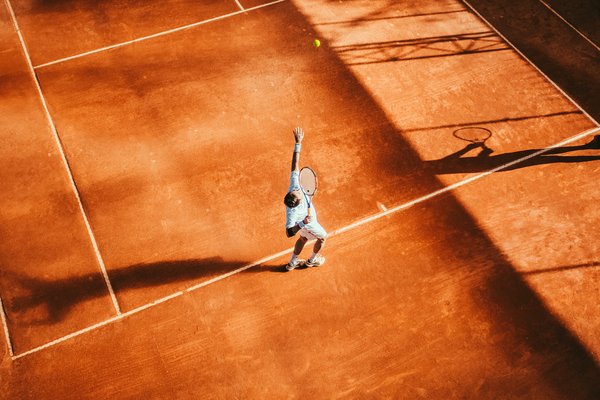 Comment améliorer la technique de frappe en tennis pour un joueur avancé?