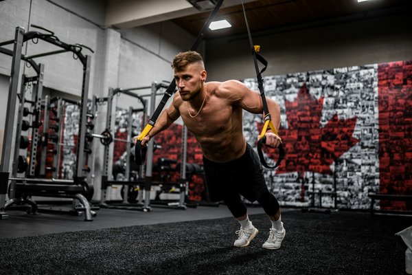 Comment la musculation peut-elle aider à réduire les douleurs aux genoux chez les footballeurs après une blessure?